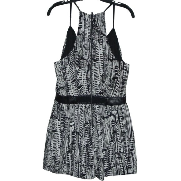 Sam Edelman Shorts Romper Size Medium Black White Modern Geo Print Wrap V-neck - Picture 6 of 11